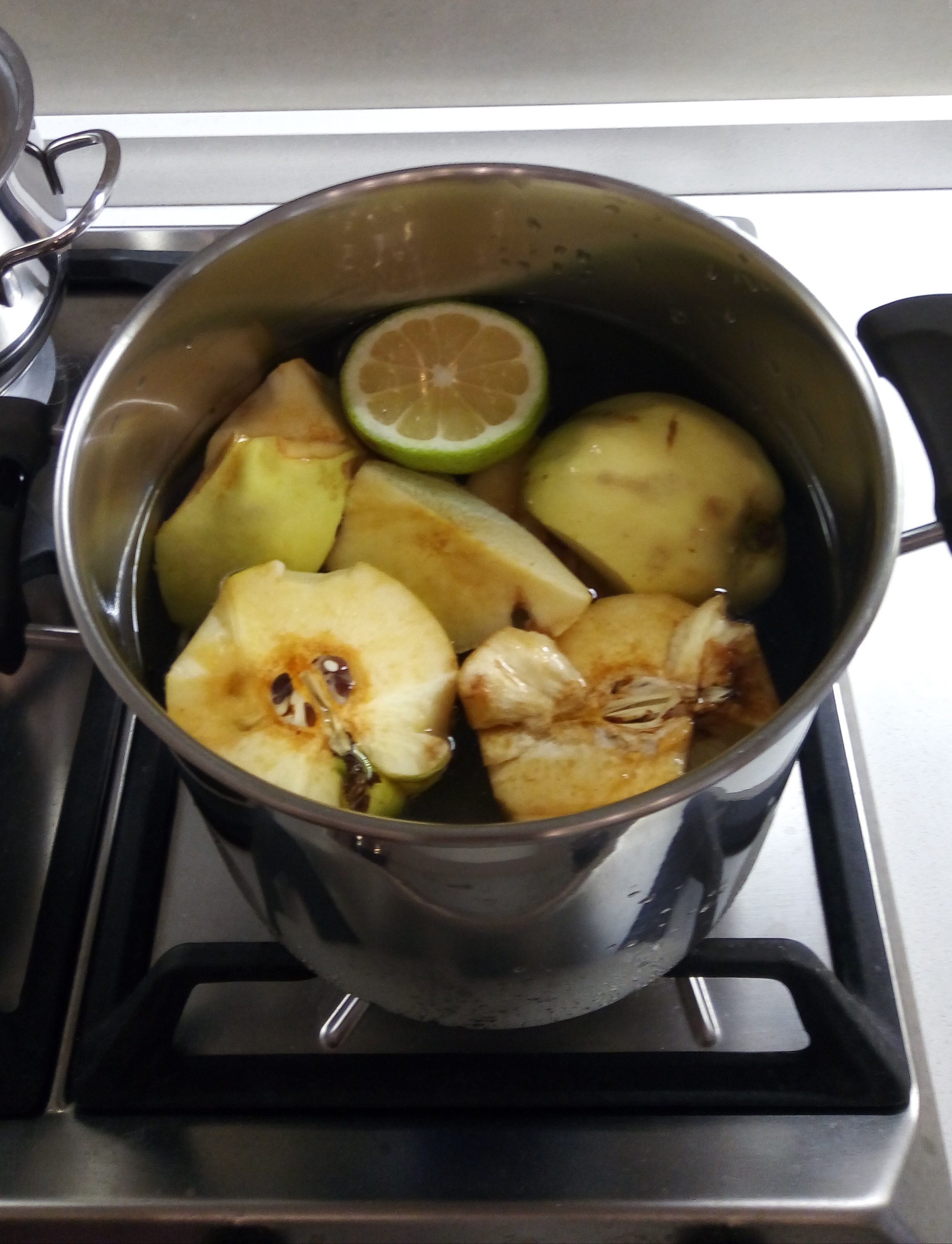 Immergete le vostre mele in una pentola d'acqua con un limone